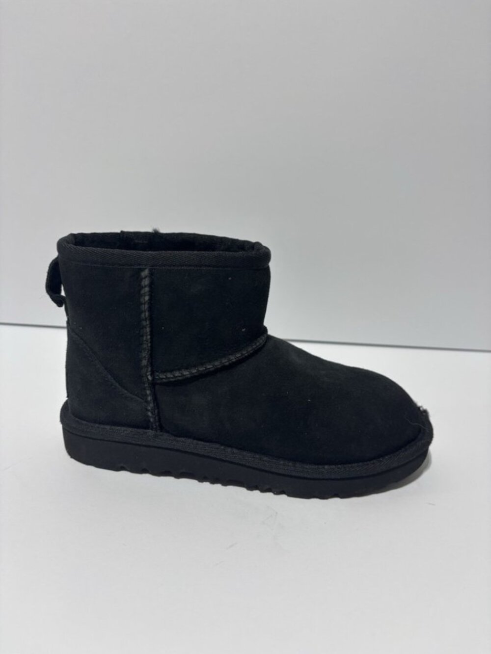 UGG Big Kidsโ Classic Mini II Black Boots, Girlsโ Size 1 M